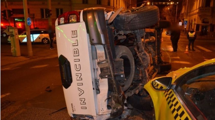 A pesti belvárostól Budáig üldöztek egy terepjárót a rendőrök múlt éjjel + fotók