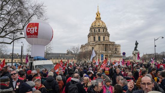 Elbuktak a francia kormány ellen benyújtott bizalmatlansági indítványok