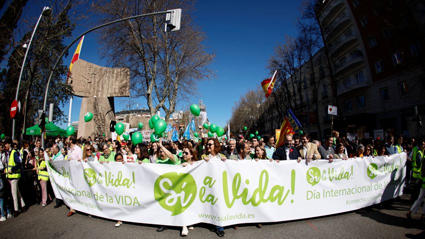 A baloldal életellenes törvényei ellen tüntettek Madridban