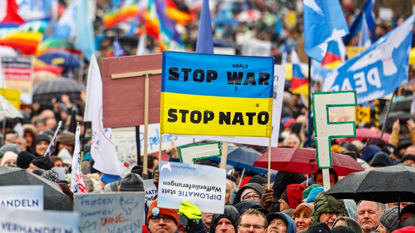 Semmibe veszi a berlini nagypolitika a békepárti német tömegeket Semmibe veszi a berlini nagypolitika a békepárti német tömegeket