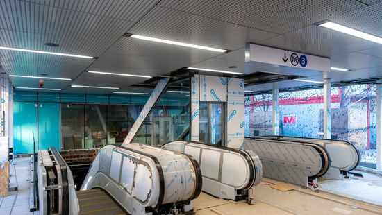 Zöldtetőt kap az Arany János utcai metróállomás felszíni épülete