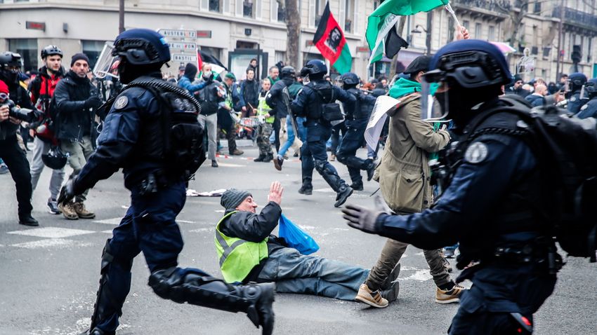 „XVI. Lajost is lefejeztük, Macronnal is megtehetjük!” – skandálták a tüntetők
