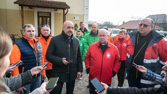 Több mint százmillió forint értékű segélyszállítmányt indított útnak Kovács Zoltán Beregszászról