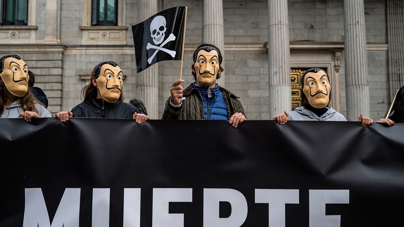 Salvador Dali festőművész maszkját viselő tüntetők tiltakoznak a spanyol eutanáziatörvény ellen a madridi parlament épülete előtt, 2020. december 17.