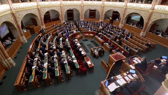 Terítéken a békepárti határozat