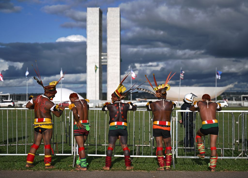 Őslakosok tüntetnek jogaikért és népszerűsítik kultúrájukat Brasíliában, április 24. Fotó: AFP/Carl de Souza