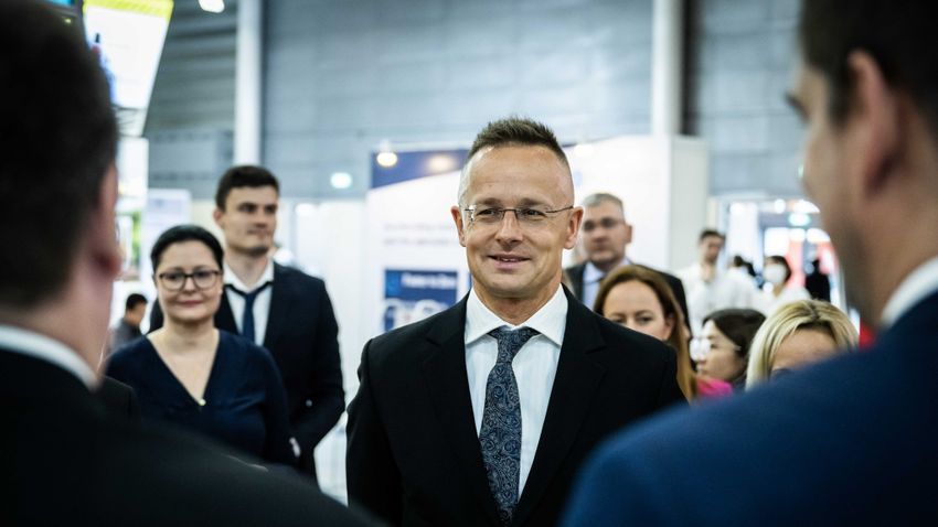 Magyarország és Szingapúr sem kér a külső beavatkozásból