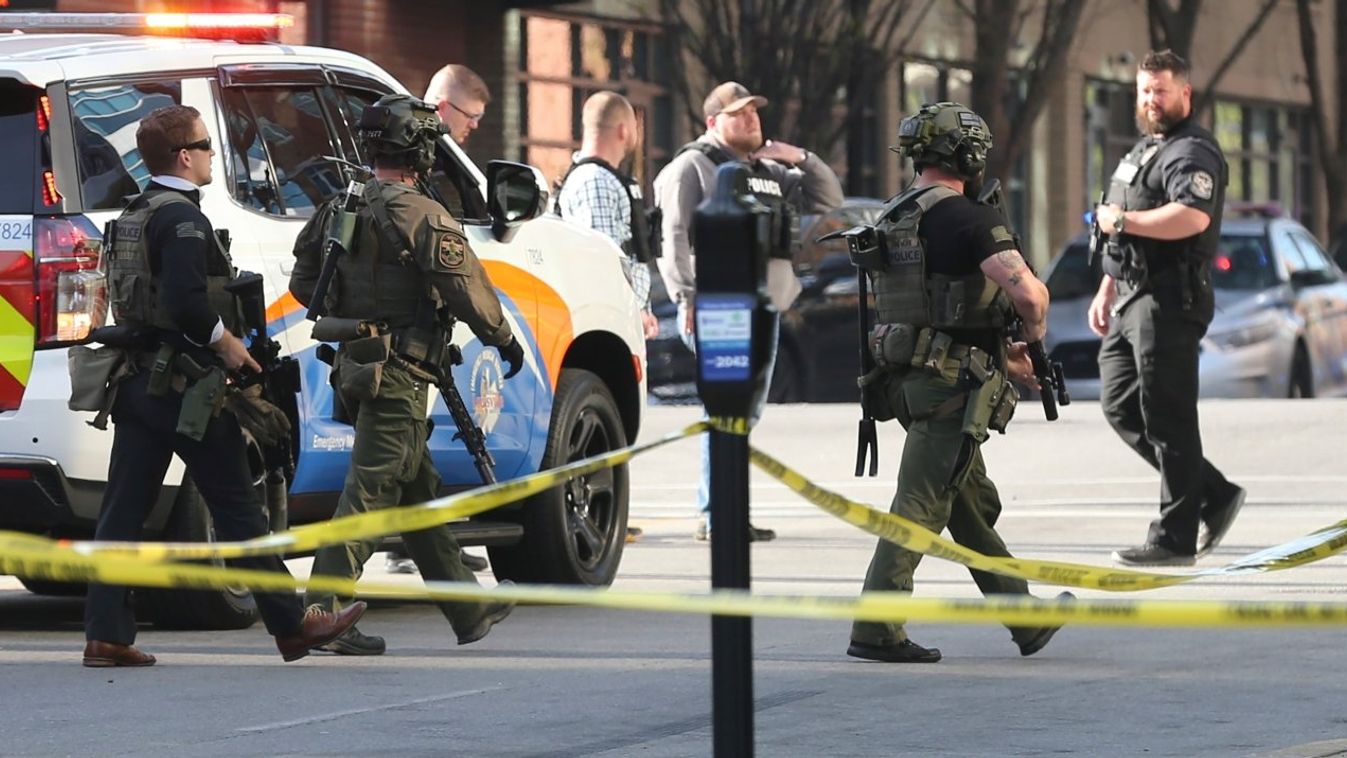 Talpig fegyverben érkeznek a rendőrök a Louisville-i fegyveres tragédiához, Kentucky államban, az Egyesült Államokban. Az elkövetőn kívül öten vesztették életüket, 2023.04.10-én. (Fotó: The Hill / Twitter)