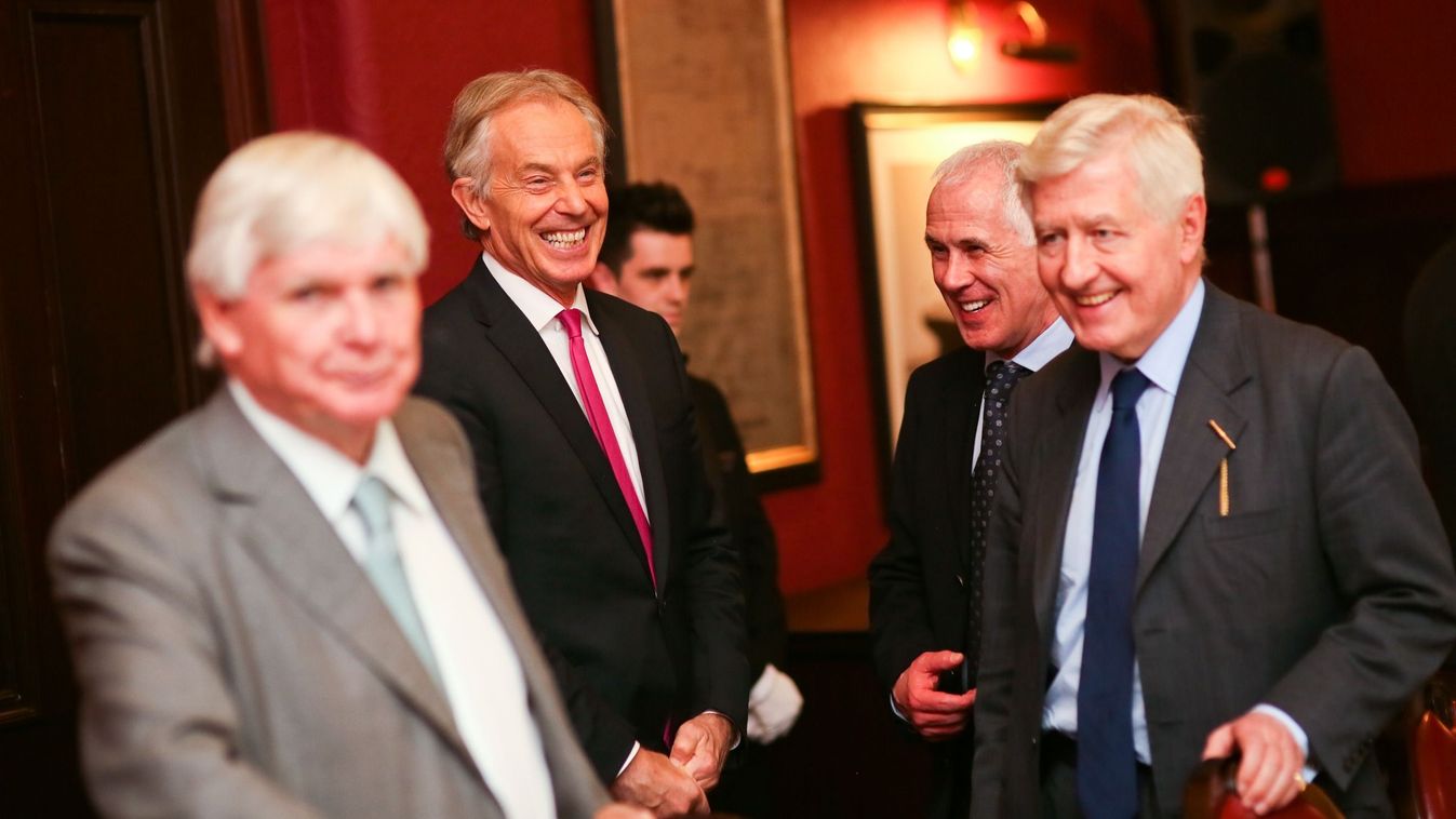 Tony Blair volt brit miniszterelnök, Bertie Ahern volt ír kormányfő és a Nagypénteki Egyezmény kidolgozásában jelentős szerepet vállaló amerikai George Mitchell az egyezmény megkötésének 20. évfordulójára szervezett fogadáson. (Fotó: flickr.com / Titanic Belfast)