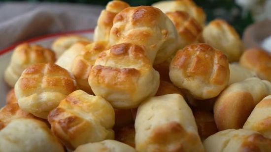 Így lesz pehelykönnyű a burgonyás pogácsa + videó