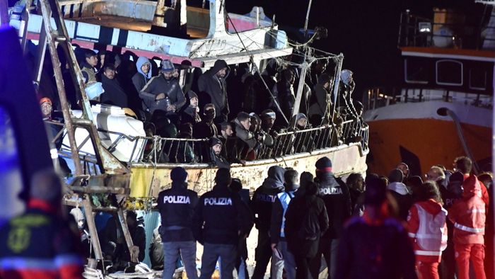 Az illegális migránsok okozta veszélyhelyzetre készül Róma