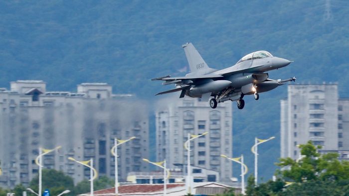 Kínai vadászrepülők lépték át a Tajvani-szoros középvonalát