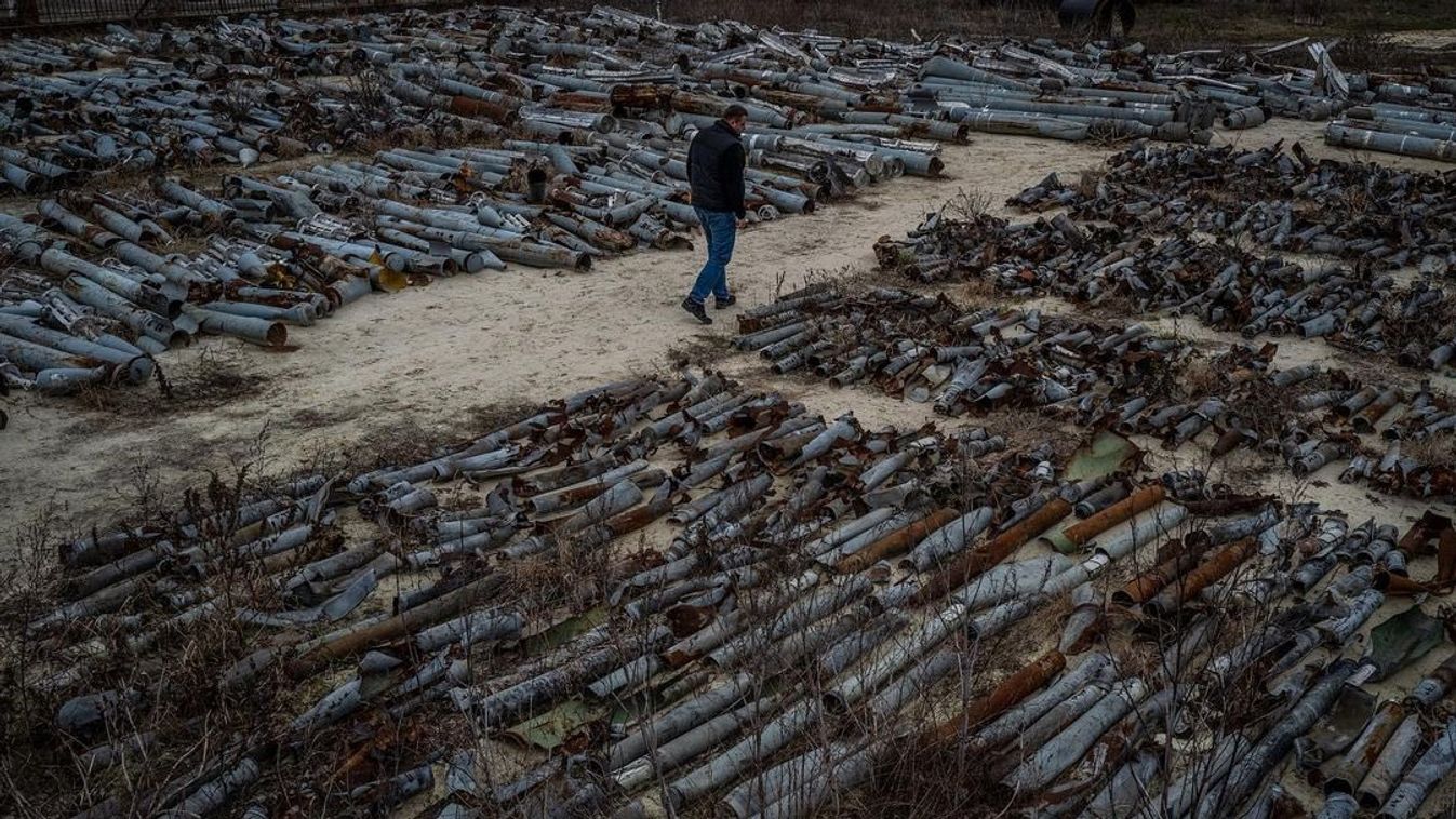 Hatástalanított és régi orosz lőszerek hevernek a földön (Fotó:  MFA of Ukraine / babeluaofficial / Twitter)