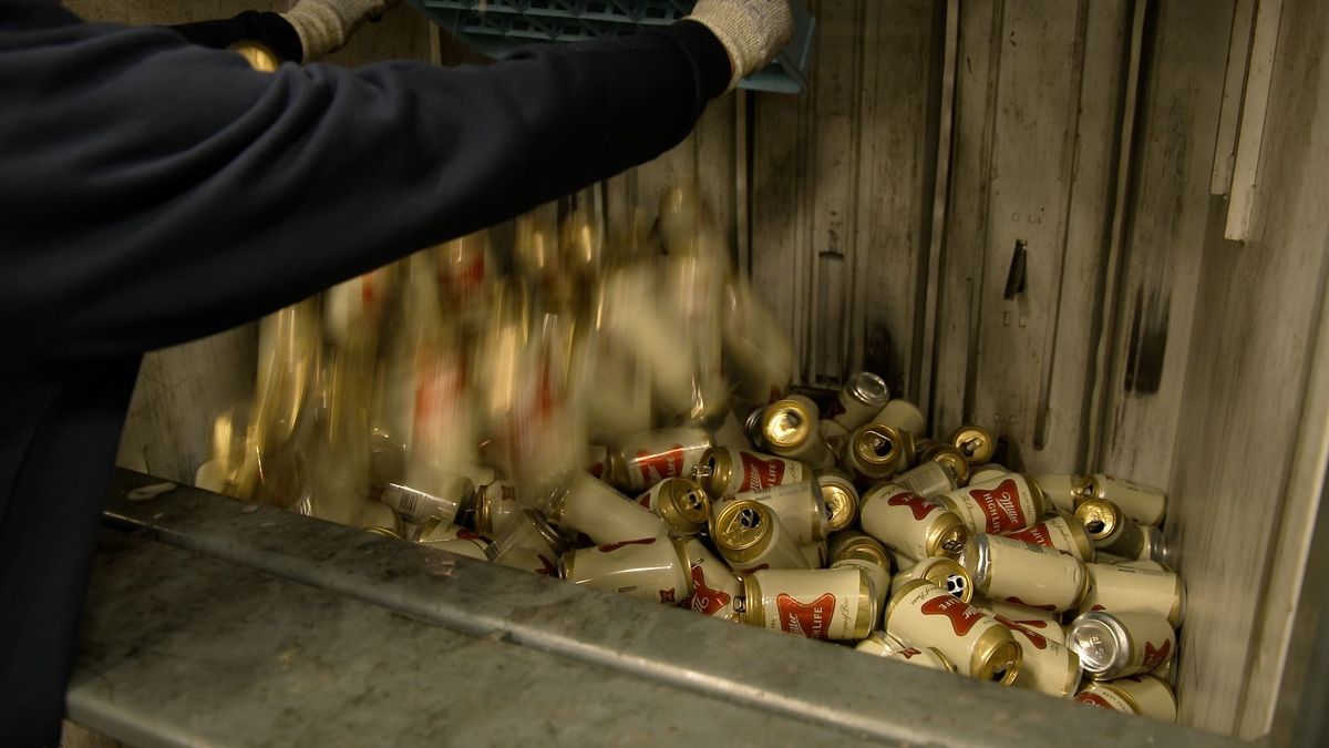 Egy munkás Miller High Life márkájú dobozos söröket pakol megsemmisítésre, miután a belga vámhatóság védjegyoltalom megsértése miatt erre kötelezte az importőrt. (Forrás: Comité Champagne)