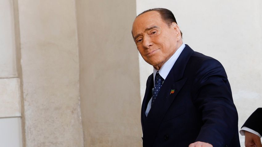 Silvio Berlusconi a kórházból is visszatérne a politikai csatatérre