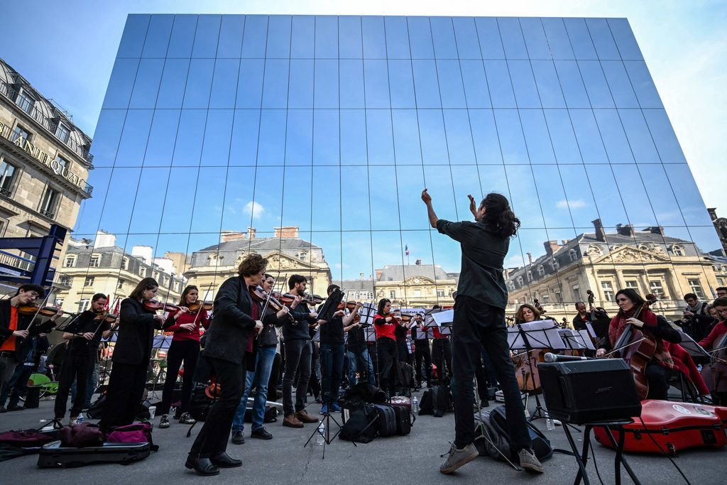 A francia nyugdíjreform ellen tiltakozó zenészek koncertje Párizsban, április 9. Fotó: AFP/Emmanuel Dunand