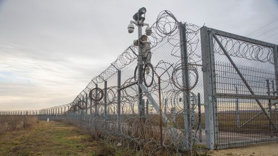 Folyamatos nyomás alatt tartják a migránsok a déli határt