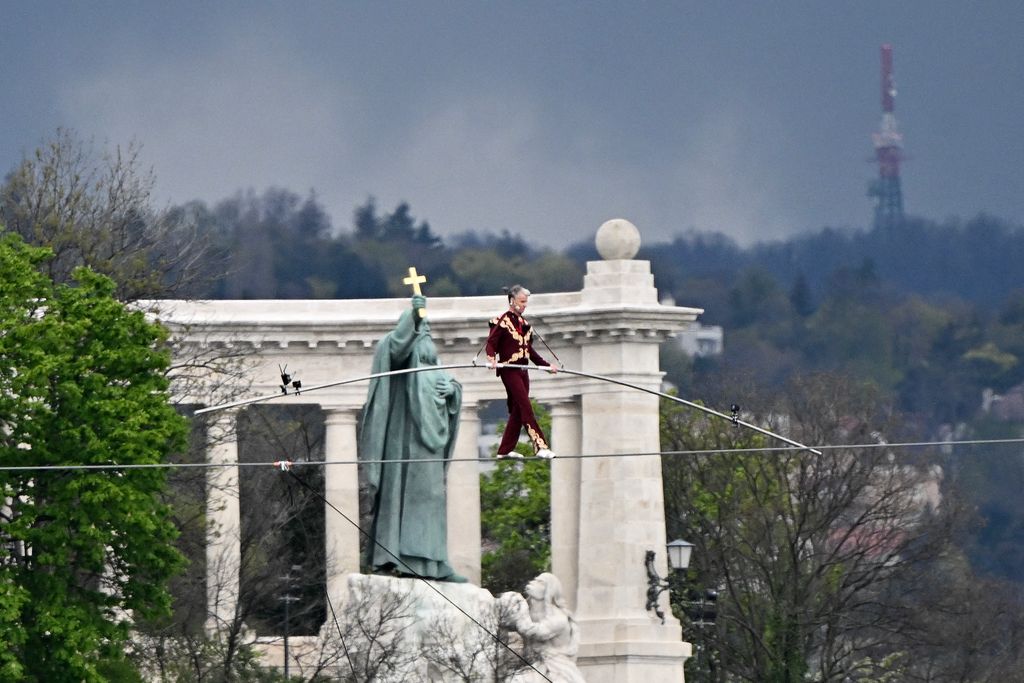 Ifjabb Simet László artista mutatványa a Duna fölött Budapesten a X. Nemzetközi Színházi Olimpia alkalmából, 2023. április 15. Fotó: AFP/Kisbenedek Attila