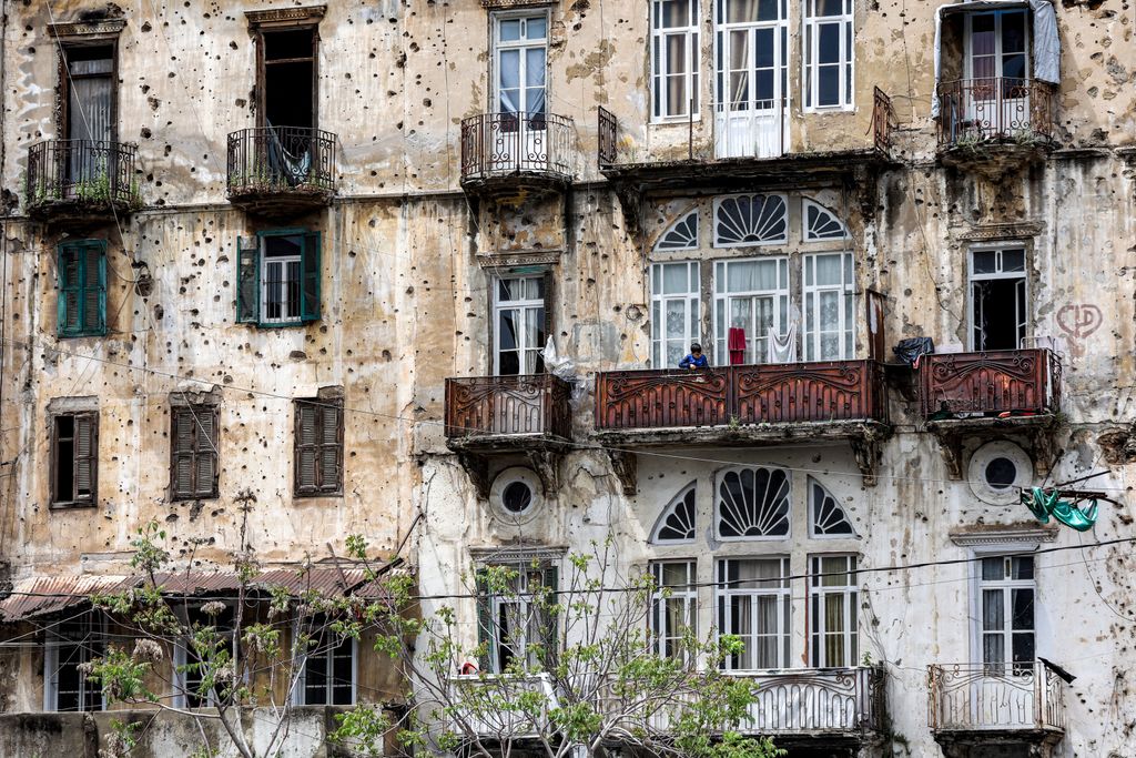 A libanoni polgárháború nyomai bejrúti lakóépület falán, április 13. 1975-ben ezen a napon tört ki a háború, amely 1990-ig tartott. Fotó: AFP/Anwar Amro