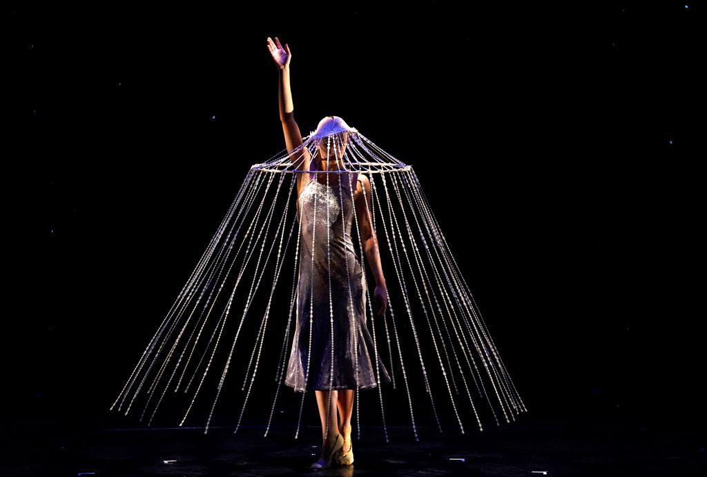 Az amerikai MOMIX táncegyüttes táncosnője a New York-i Queens színházban, április 23. Fotó: AFP/Timothy A. Clary