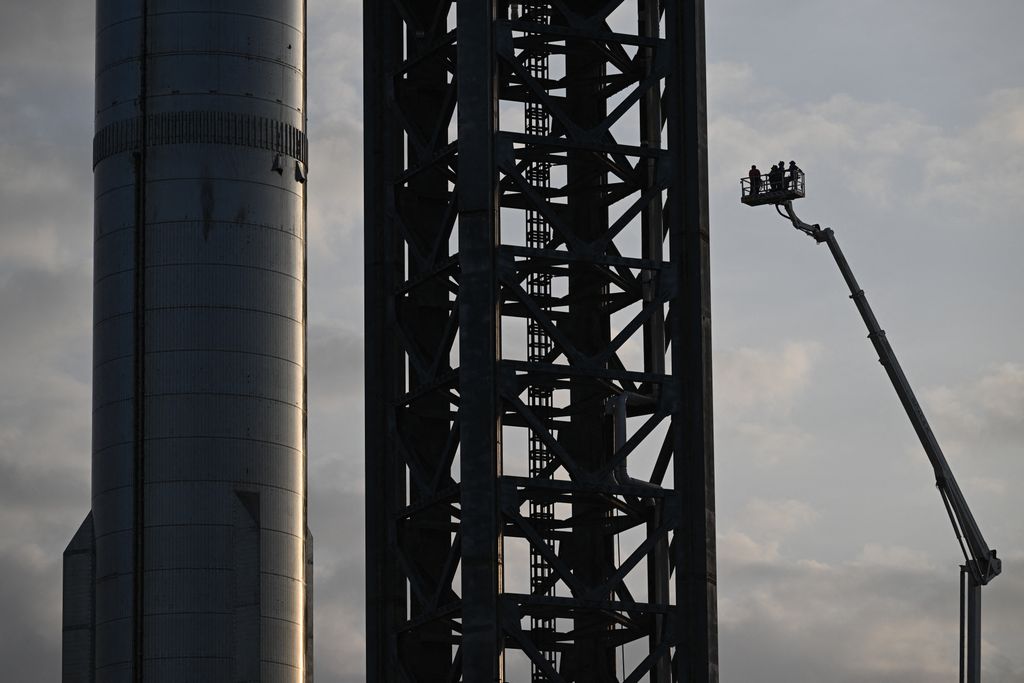 A Starship előkészítése a texasi Boca Chicában, április 18. Az űrhajó csütörtöki fellövése után azonnal felrobbant. Fotó: AFP/Patrick T. Fallon