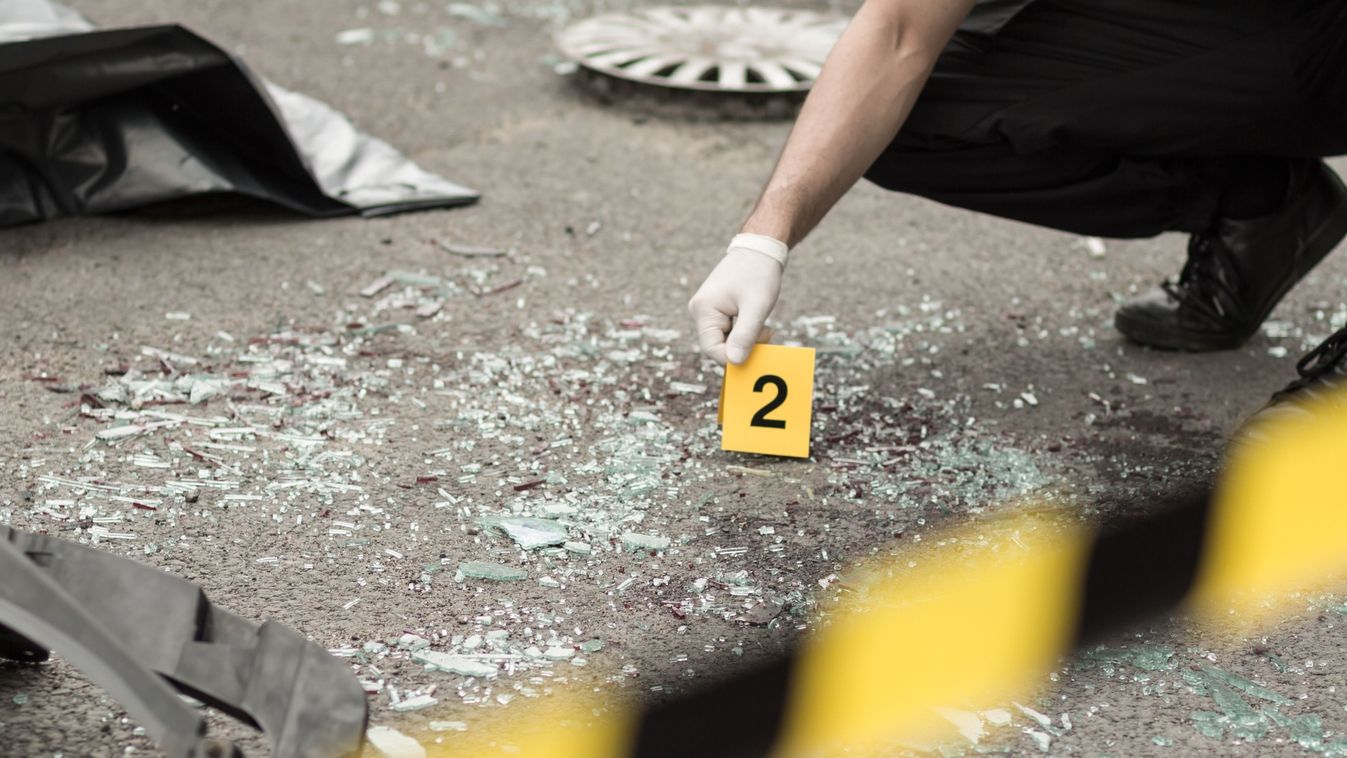 Broken,Glass,As,Evidence,Of,Car,Accident, rendőrségi helyszínelés