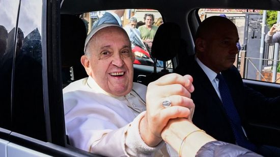 Ferenc pápát hazaengedték a kórházból, még vigaszt nyújtani is volt ereje + galéria