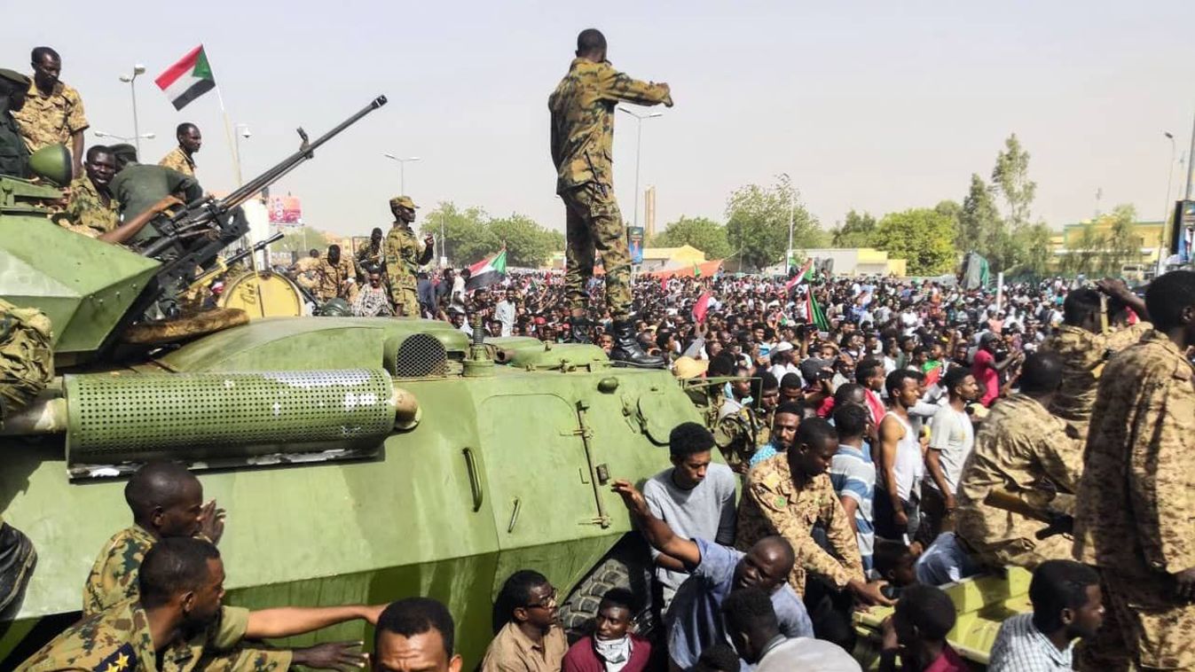 Szudánban a hadsereg és a félkatonai gyorstámogatású erő, az RSF immár három napja folytat harcot a legitimitásért és hatalomért, 2023.04.17-én. (Fotó: 
Time STREET News / Twitter)