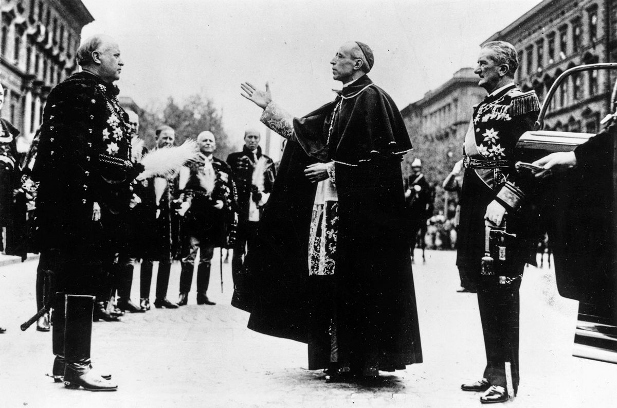 Szendy Károly polgármestert üdvözli Eugenio Pacelli bíboros (a későbbi XII. Pius), a pápa követe Budapesten, 1938. Jobbra Horthy Miklós kormányzó