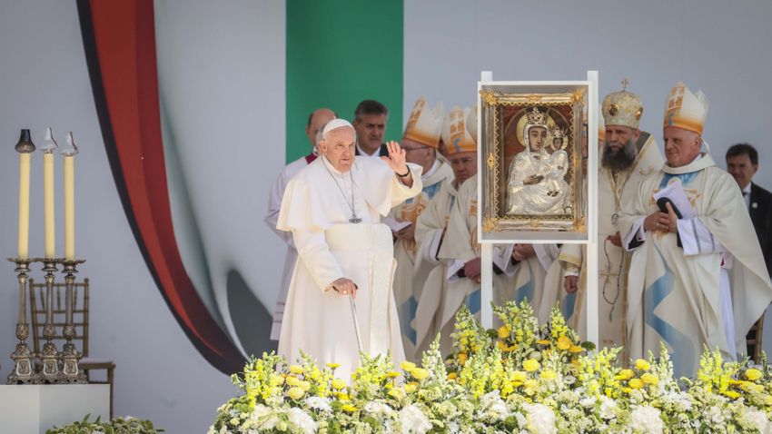 Ferenc pápa: Béke kell, bölcsőkkel és nem sírokkal teli jövő