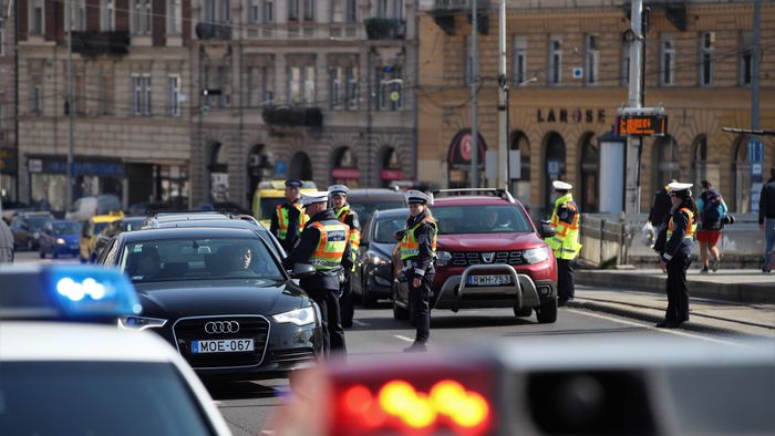 20230410 budapest petofi hid pesti hidfoje a finn modszert alkalmazva a rendorseg teljes ut zar melett husveti alkohol szondaztatast vegez havran zoltan magyar nemzet