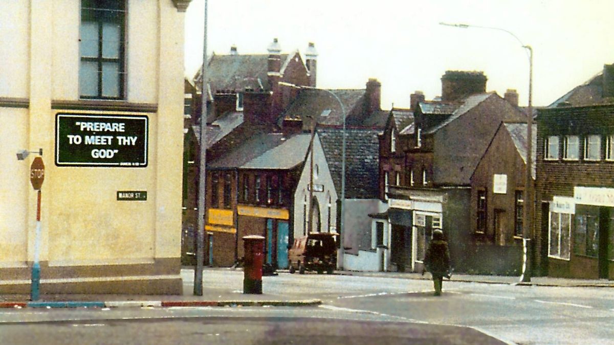 "A hosszú séta" - a brit hadsereg műszaki tisztje egy gyanús eszköz felé tart az észak-írországi Belfastban, a Manor Street és az Oldpark Road kereszteződésénél. (Forrás: Wikimedia Commons)