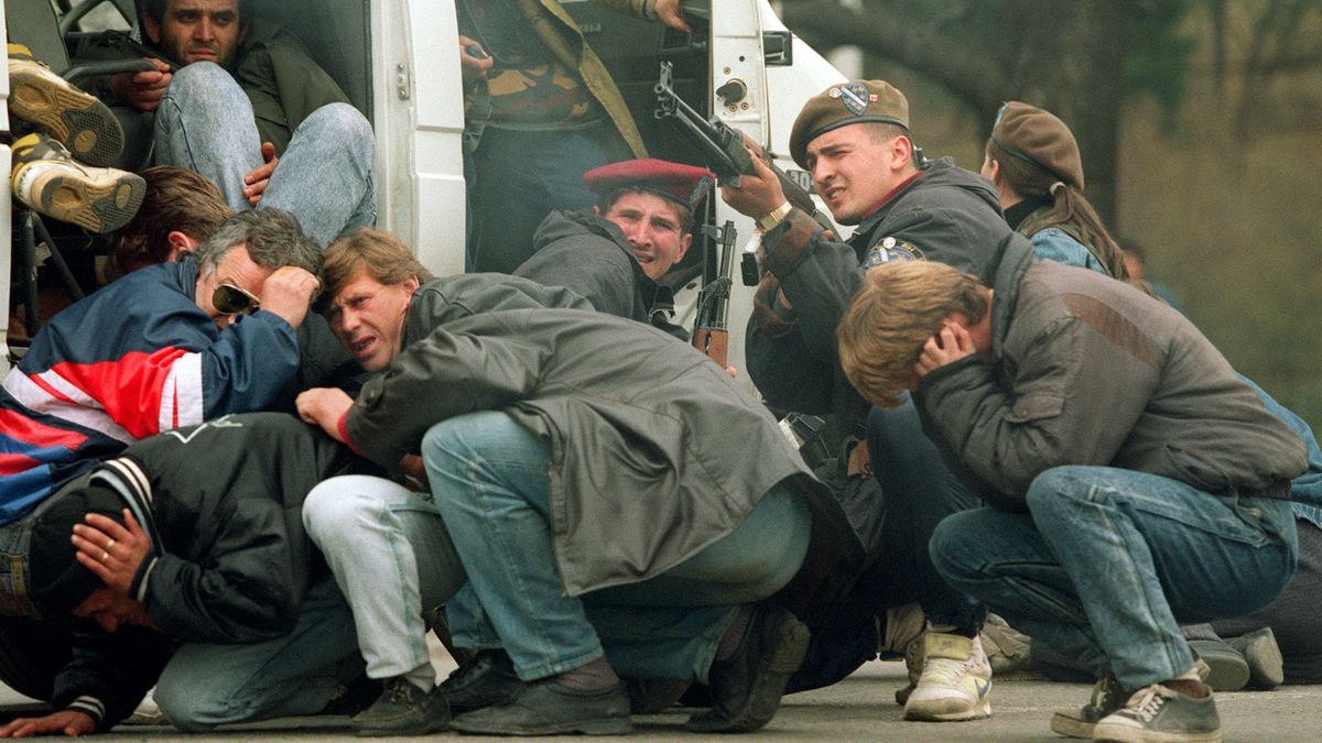 YUGOSLAVIA-BOSNIAN SOLDIER-SERBIAN SNIPERS