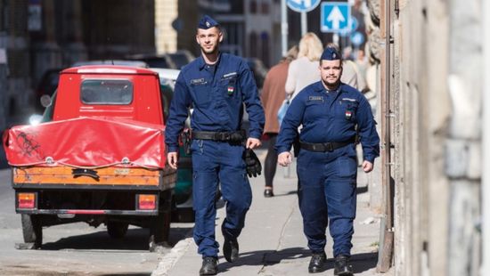 Utassal együtt loptak el egy autót Józsefvárosban