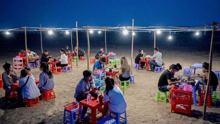 Barkácsolt vacsorázóhely a kambodzsai fővárosban, Phnompenben, április 18. Fotó: AFP/Tang Chhin Sothy