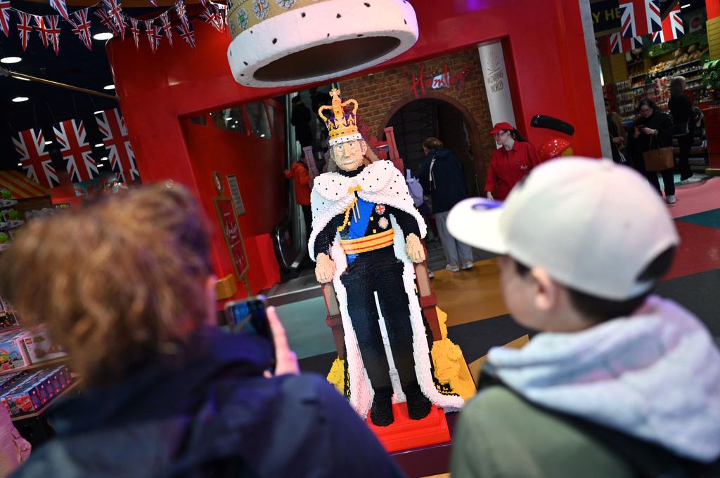 III. Károly életnagyságú legófigurája londoni játékboltban, április 27. Május 6-án koronázzák Nagy-Britannia királyává a herceget. Fotó: AFP/Justin Tallis