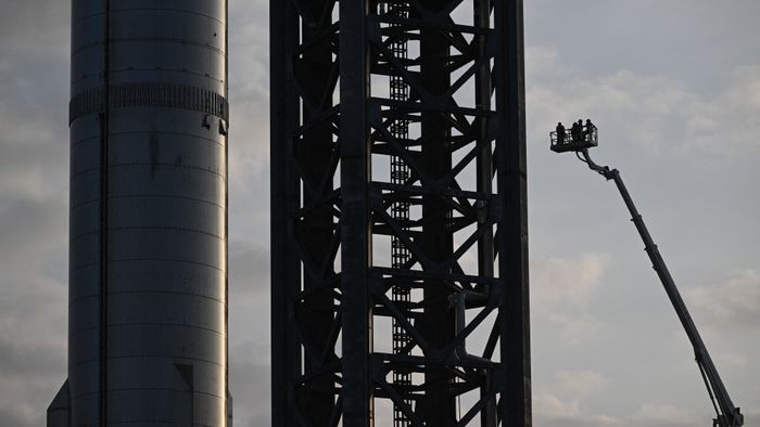 A Starship előkészítése a texasi Boca Chicában, április 18. Az űrhajó csütörtöki fellövése után azonnal felrobbant. Fotó: AFP/Patrick T. Fallon