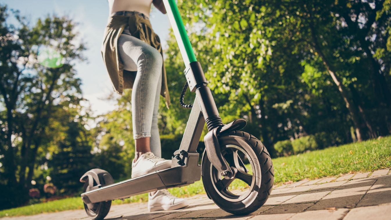 Cropped,View,Of,Her,She,Teenage,Teen,Trendy,Skinny,Slim, roller, illusztráció