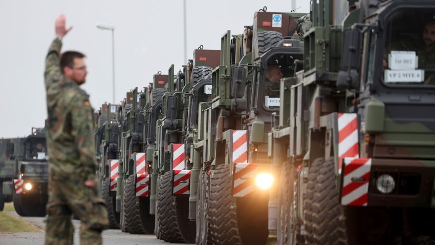 Magyarország továbbra sem enged át katonai szállítmányokat Ukrajna felé