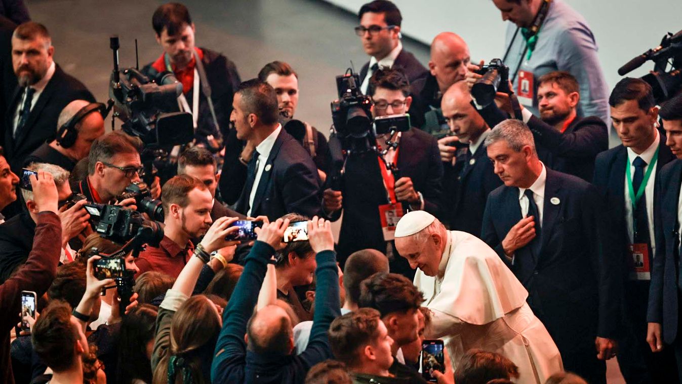 Rendkívüli helyzetek elé állította a magyar és a vatikáni testőröket Ferenc pápa Budapesten