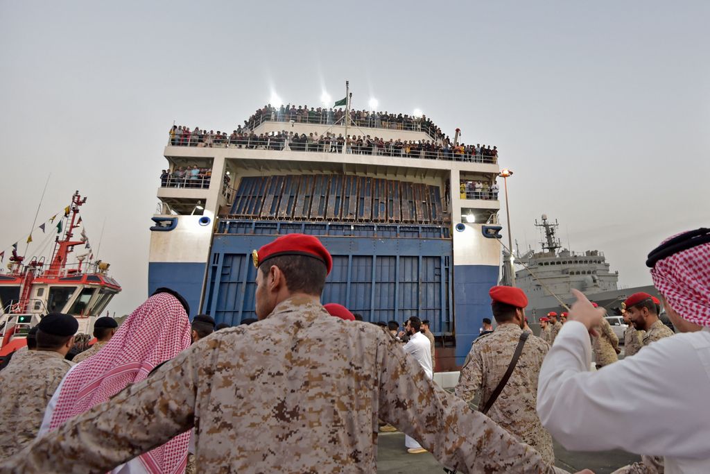 A szaúdi Dzsidda haditengerészeti kikötőjébe a polgárháborús Szudánból érkezik hajó, amely több mint ötven ország állampolgárait menekítette ki a konfliktuszónából, április 26. Fotó: AFP/Amer Hilabi