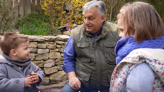 Így tanítja locsolkodni unokáit Orbán Viktor