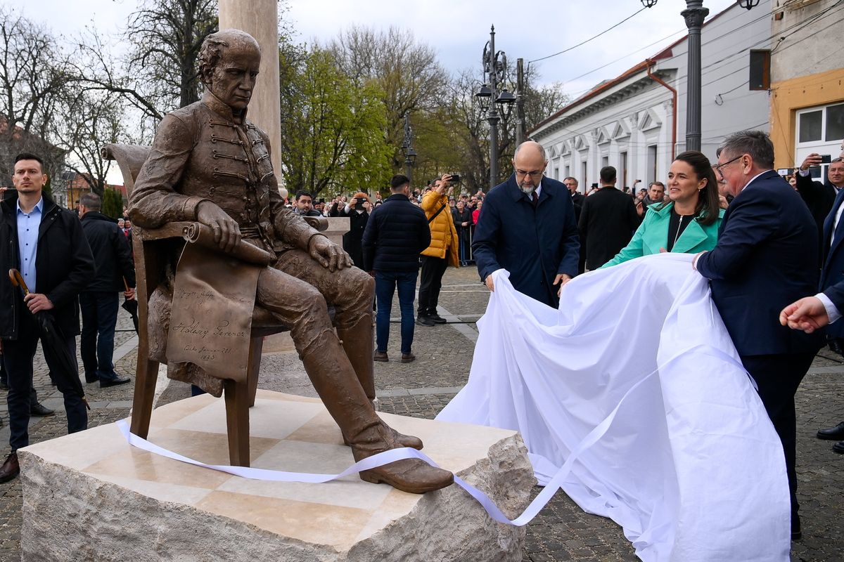 NOVÁK Katalin; KELEMEN Hunor; KOVÁCS Jenõ