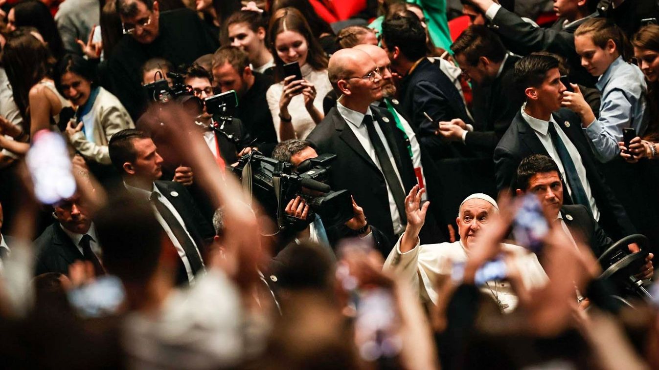 Tizenegyezer fiatallal találkozott Ferenc pápa