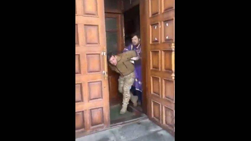 A pap vágta ki a templomból a kekeckedő ukrán katonát + videó A pap vágta ki a templomból a kekeckedő ukrán katonát + videó