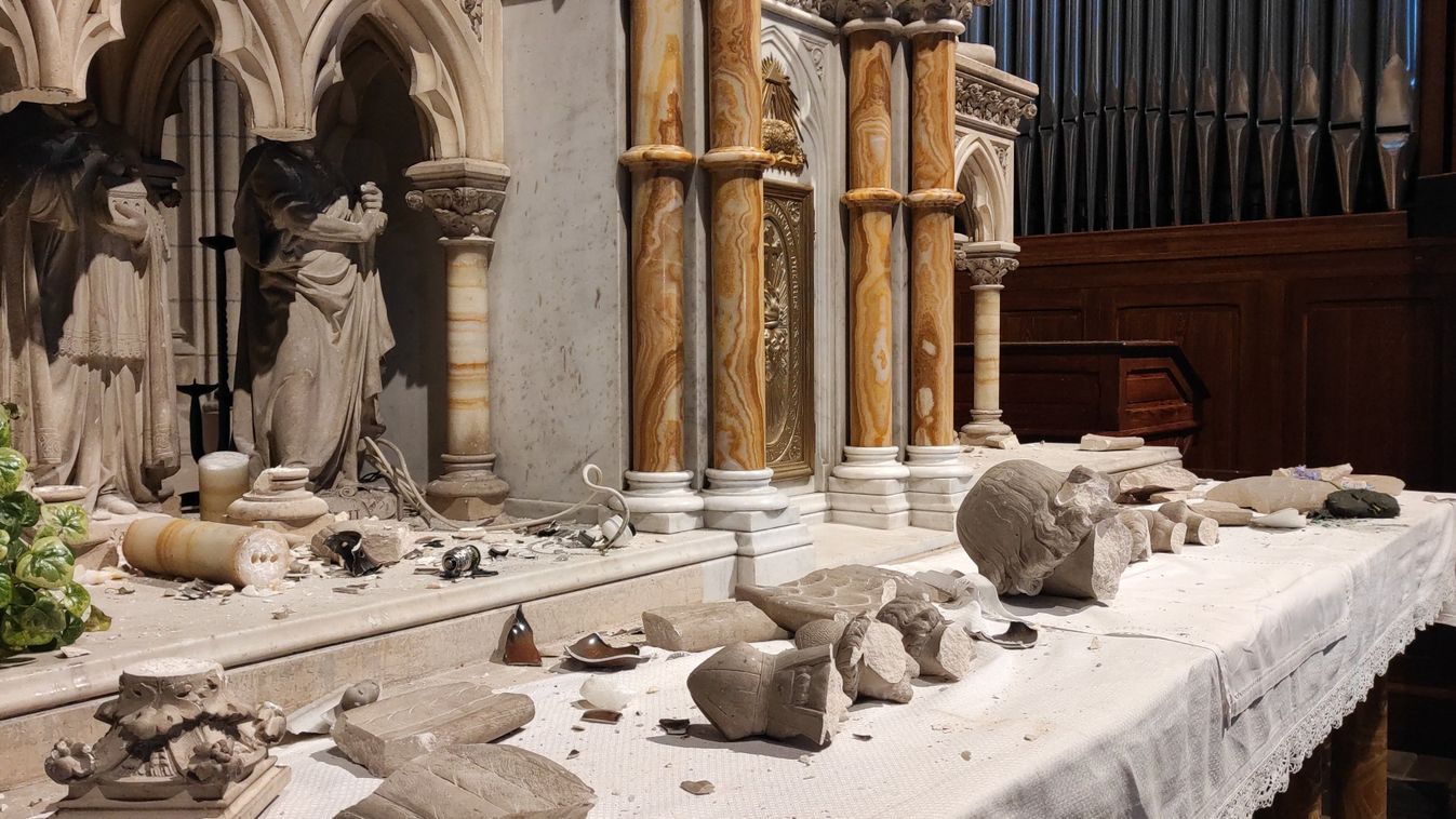 A franciaországi Angers városban található Sainte-Madeleine nevű templom megrongált főoltárja. (Forrás: Twitter)