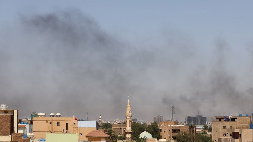 Nem tartották be a fegyverszünetet, kiújultak a harcok Szudánban