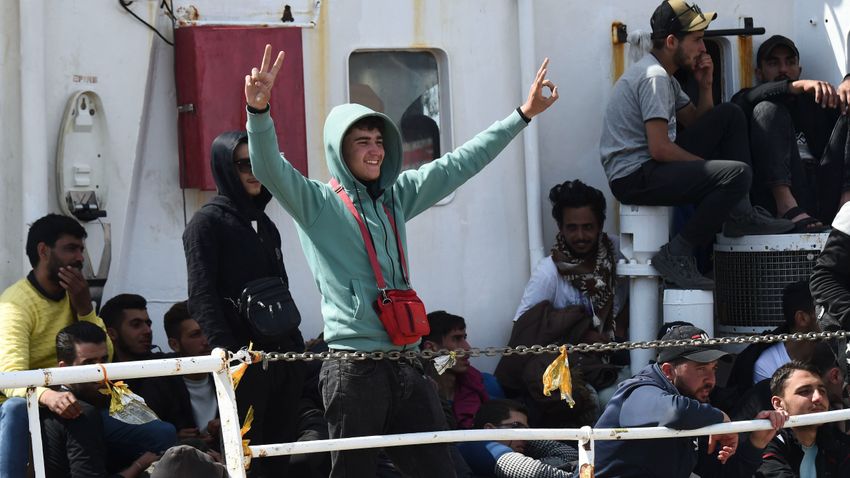 Tizenkét év fegyházra ítéltek egy migránst, aki nyakon szúrt egy férfit a villamoson Tizenkét év fegyházra ítéltek egy migránst, aki nyakon szúrt egy férfit a villamoson