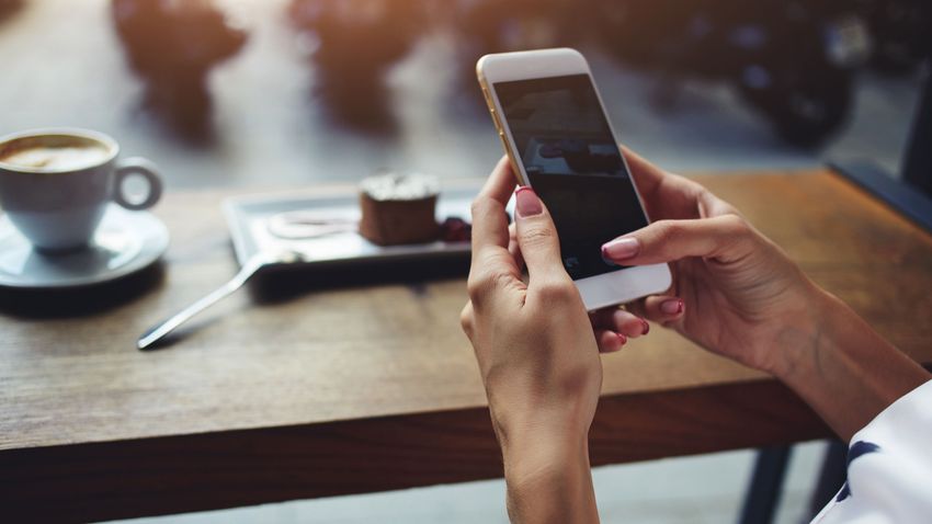 Több millióba is kerülhet, ha külföldön használjuk a telefont