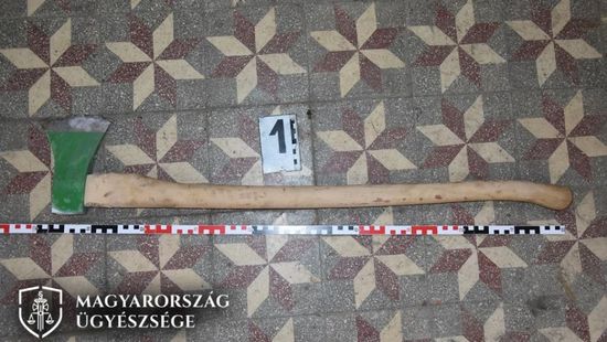 Békésen biciklizett egy nő Mélykúton, amikor valaki a semmiből hirtelen fejszével támadt rá